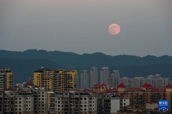 10月17日在贵州省毕节市七星关区拍摄的“超级月亮”。新华社发（李华摄）