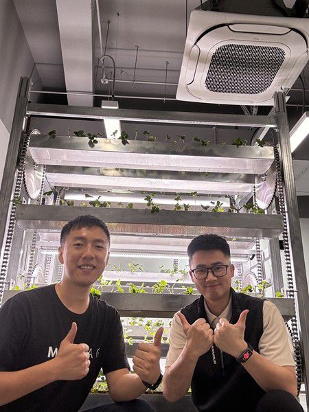 秦楚汉（左一）和同事在上海的办公室里搭建种植模块并合影。