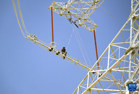 工人在铁塔上进行高空作业（11月10日摄）。新华社记者 陈朔 摄